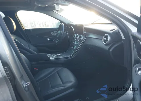 2019 Mercedes-Benz C 300 z USA, uszkodzony, nr VIN 55SWF8DB0KU304712